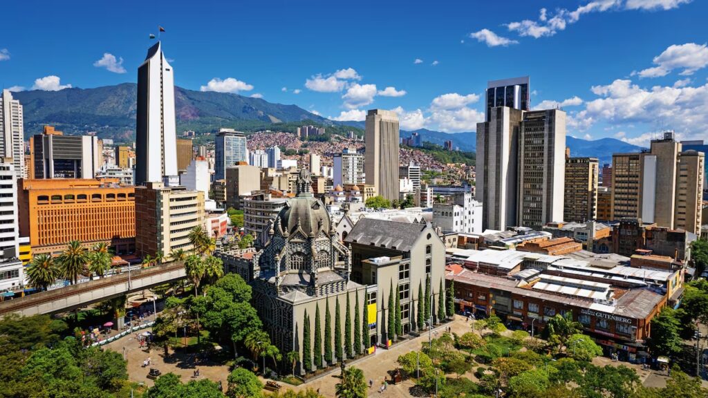 Comprar vivienda en Colombia desde el exterior, bróker inmobiliario para colombianos, crédito hipotecario para colombianos en el exterior, invertir en vivienda en Medellín desde Estados Unidos/España.