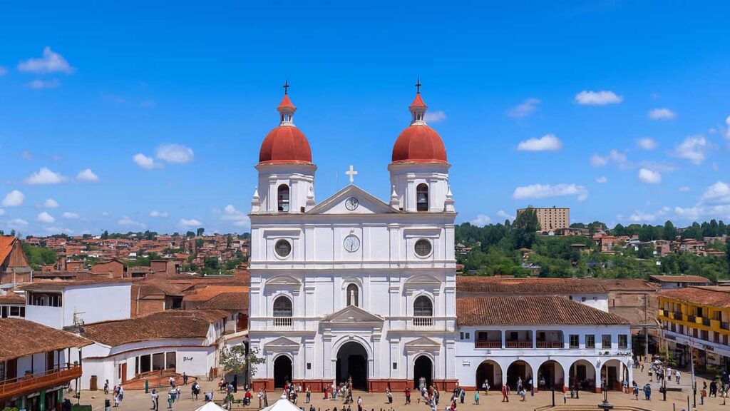 ¿Eres colombiano en el exterior? Descubre por qué invertir en Rionegro es más rentable que Medellín. Conoce su alta valorización y cómo comprar tu casa propia sin viajar con el respaldo seguro de MultiHomes. ¡Haz que tus dólares o euros rindan en la tierrita!